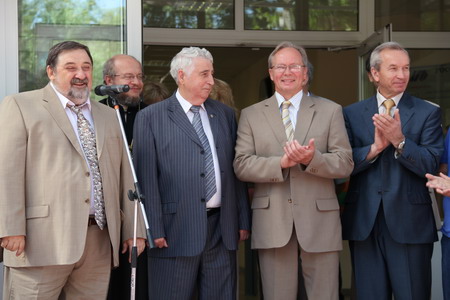 И.В. Зорин, Отец Николай, Е.Н. Трофимов, В.А. Коровкин, В.Г. Пугиев поздравляют выпускников РМАТ 2011 года