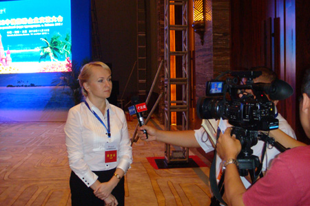 Т.В. Рассохина - заместитель директора Московского филиала РМАТ - на Китайско-российском форуме туристской индустрии на острове Хайнань, 2012