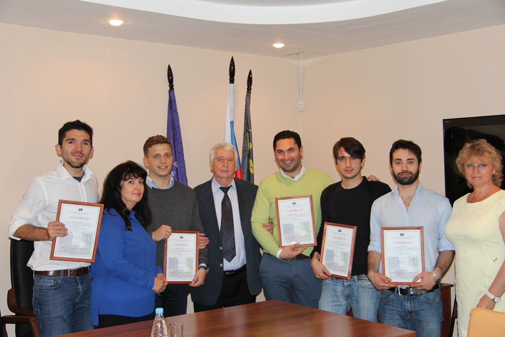Ректор РМАТ Е.Н. Трофимов вручает сертификаты завершившим свое обучение в Академии итальянским студентам, 2015